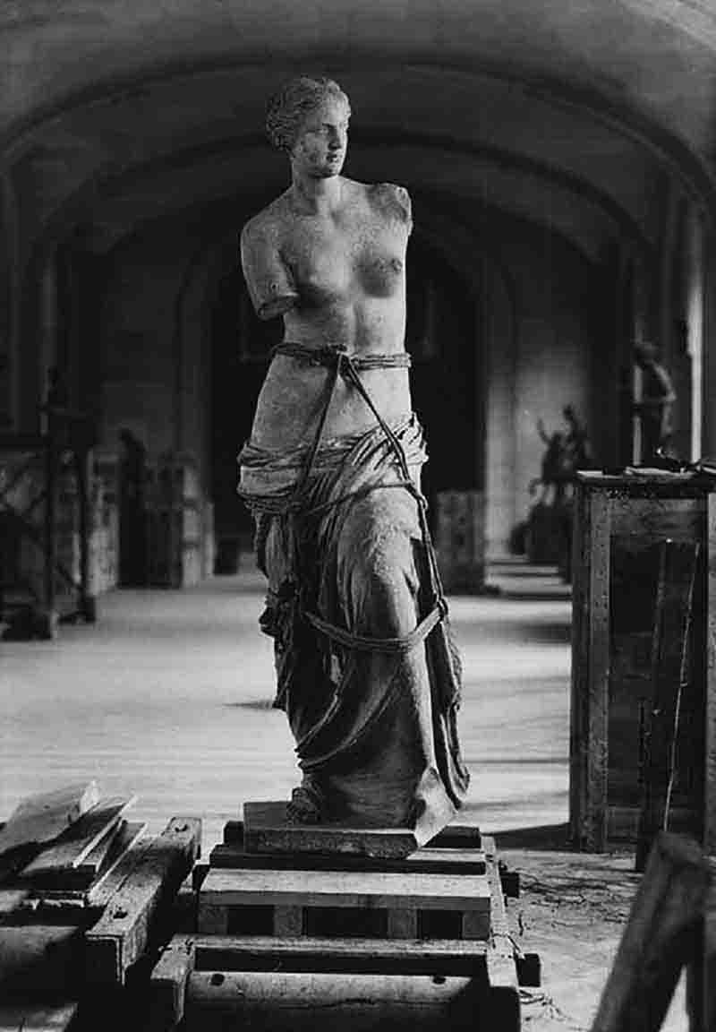 Venus de Milo with ropes getting packed for Evacuation Of the Louvre Museum durin World War 2