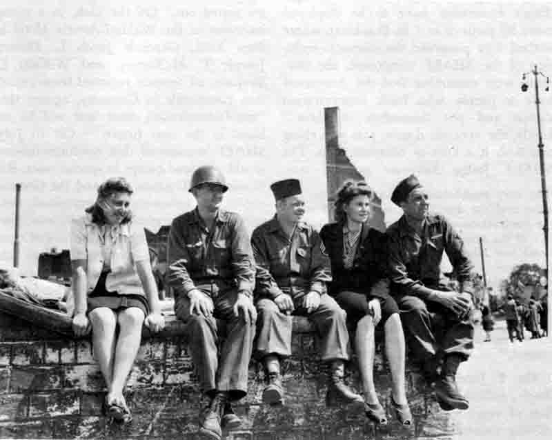 Two American GI's sitting with two German Girls